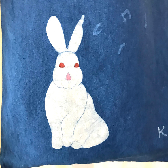 藍染め　ロウケツ染　ライトキャンパス地バッグ　ウサギとトランペット 5枚目の画像