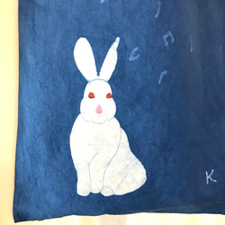藍染め　ロウケツ染　ライトキャンパス地バッグ　ウサギとトランペット 6枚目の画像
