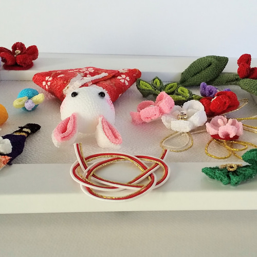 ３２０　縮緬細工　松竹梅と兎さん（正絹） お正月飾り＊2023年干支 卯年＊つまみ細工＊うさぎちゃん＊松竹梅