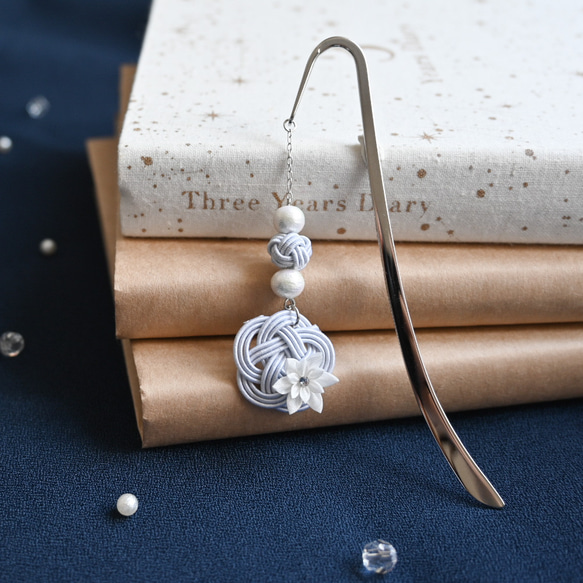 冬色ブックマーカー 水引梅とつまみ細工 雪のような花シルバー しおり