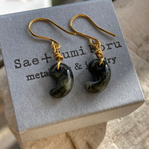 出雲鏡石◇K24出雲型鏡石の勾玉◇K24純金ピアス ピアス（フック