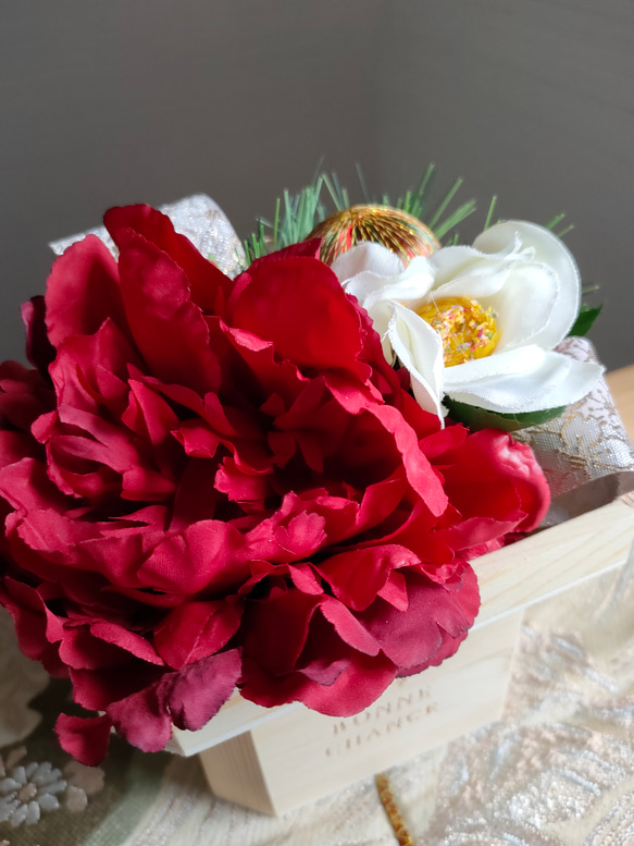和風花飾り・赤　アレンジメント　お洒落　和洋折衷　インテリア　牡丹アーティフィシャルフラワー　海外ギフト　 1枚目の画像