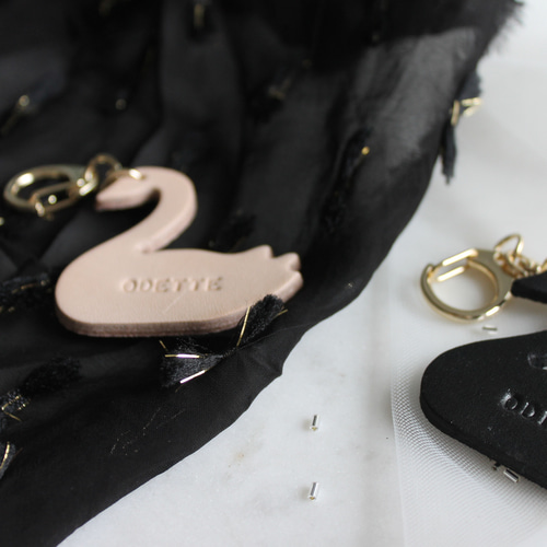 革のキーホルダー(白鳥)※刻印無料サービス キーホルダー 革工房Beans