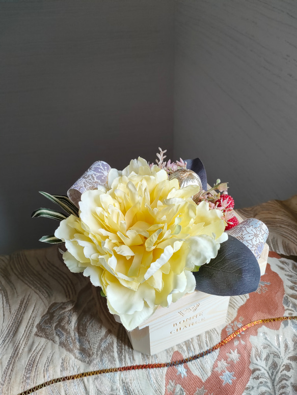 和風花飾り・黄色　アレンジメント　お洒落　和洋折衷　インテリア　牡丹アーティフィシャルフラワー　海外ギフト　母の日 1枚目の画像