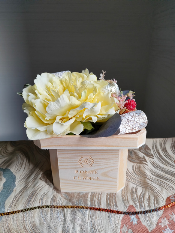 和風花飾り・黄色　アレンジメント　お洒落　和洋折衷　インテリア　牡丹アーティフィシャルフラワー　海外ギフト　母の日 2枚目の画像