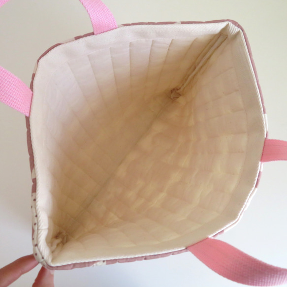 リボン柄 縦ステッチキルトのレッスンバッグ《ピンク》～レース付き持ち手 7枚目の画像