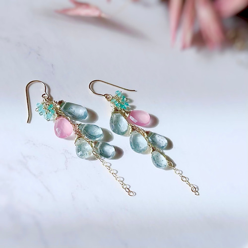 希少石〉桜クォーツとモスアクアマリンのシャンデリアピアス
