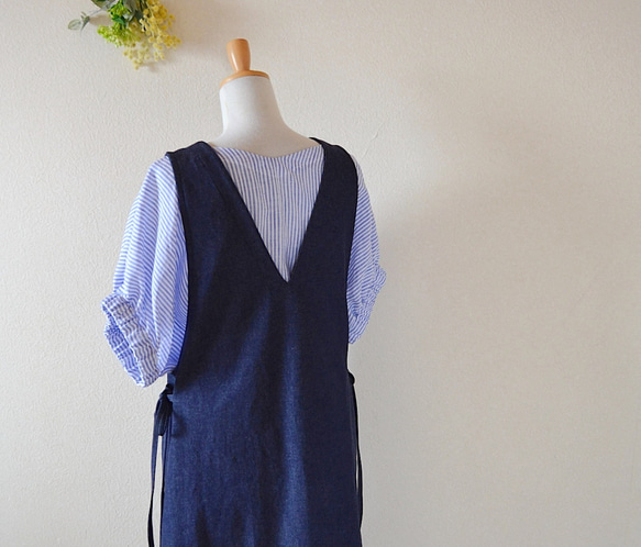 【受注制作】ストレッチデニム　深Ｖネック大人のジャンパースカート　両サイドリボン 5枚目の画像