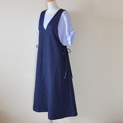【受注制作】ストレッチデニム　深Ｖネック大人のジャンパースカート　両サイドリボン 3枚目の画像