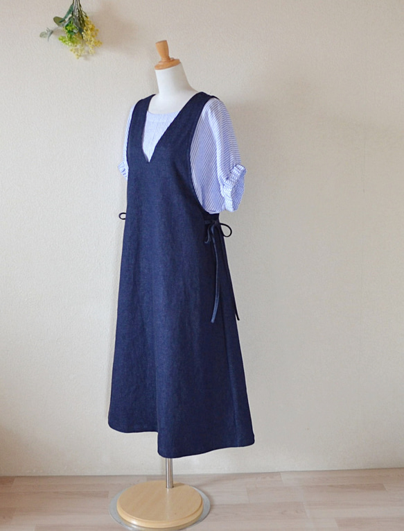 【受注制作】ストレッチデニム　深Ｖネック大人のジャンパースカート　両サイドリボン 3枚目の画像