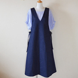 【受注制作】ストレッチデニム　深Ｖネック大人のジャンパースカート　両サイドリボン 2枚目の画像