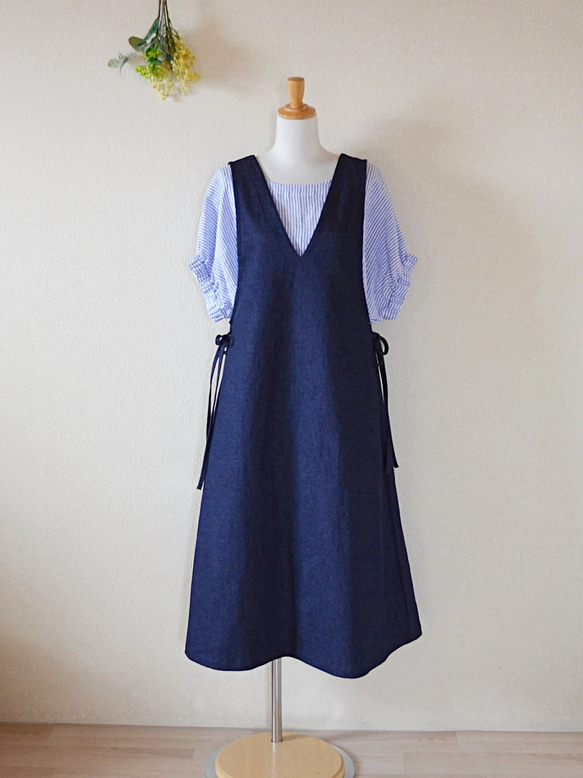 【受注制作】ストレッチデニム　深Ｖネック大人のジャンパースカート　両サイドリボン 2枚目の画像