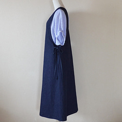 【受注制作】ストレッチデニム　深Ｖネック大人のジャンパースカート　両サイドリボン 4枚目の画像