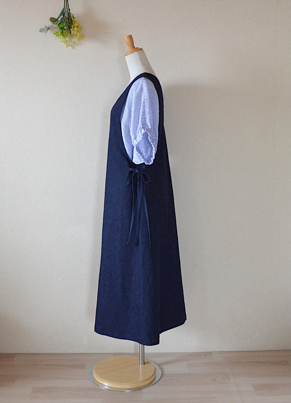 【受注制作】ストレッチデニム　深Ｖネック大人のジャンパースカート　両サイドリボン 4枚目の画像