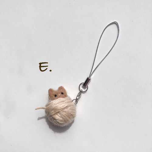 毛糸でじゃれてる♪虎猫ちゃん