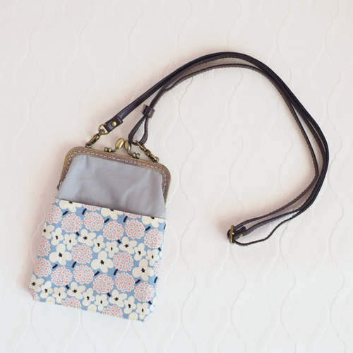 北欧小花サックスブルーがま口スマホショルダー/スマホポシェット  