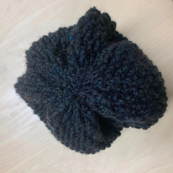小さめ手編みニット帽　かぎ針編み  黒 ブラック アクリル+ウール毛糸 頭周り約40-54cm 3枚目の画像
