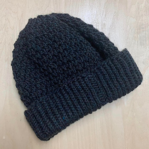 小さめ手編みニット帽　かぎ針編み  黒 ブラック アクリル+ウール毛糸 頭周り約40-54cm 2枚目の画像