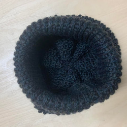 小さめ手編みニット帽　かぎ針編み  黒 ブラック アクリル+ウール毛糸 頭周り約40-54cm 4枚目の画像