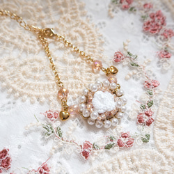 かぎ針編み パールに咲く白いバラのブレスレット 1枚目の画像
