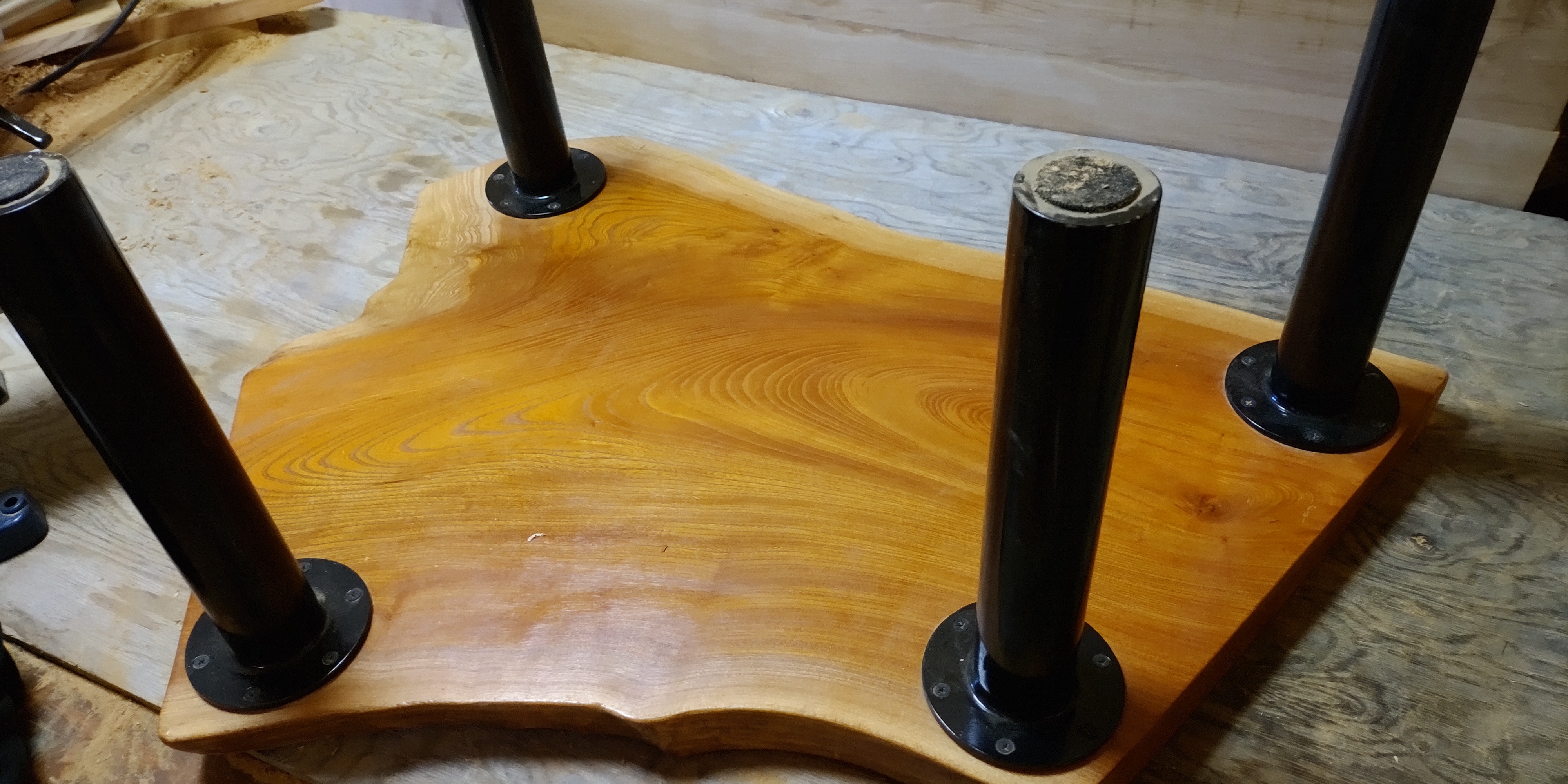 一枚板のペンチ、小、中型テーブル用鉄脚