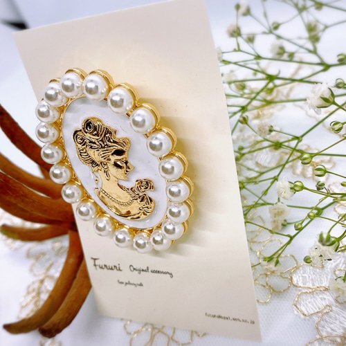 貴婦人とパール カメオ風ブローチ White328 ブローチ Fururi 通販