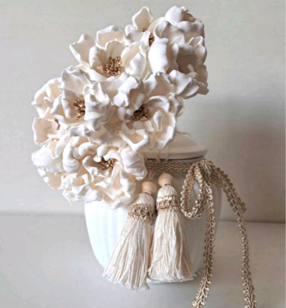 4寸サイズ 白い壷 & ペーパークレイアートの白い花束 インテリア 骨壺　手元供養　メモリアルボトル 1枚目の画像