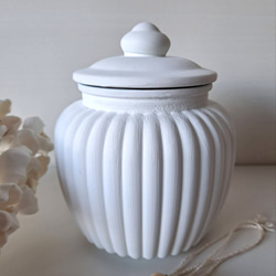 4寸サイズ 白い壷 & ペーパークレイアートの白い花束 インテリア 骨壺　手元供養　メモリアルボトル 8枚目の画像