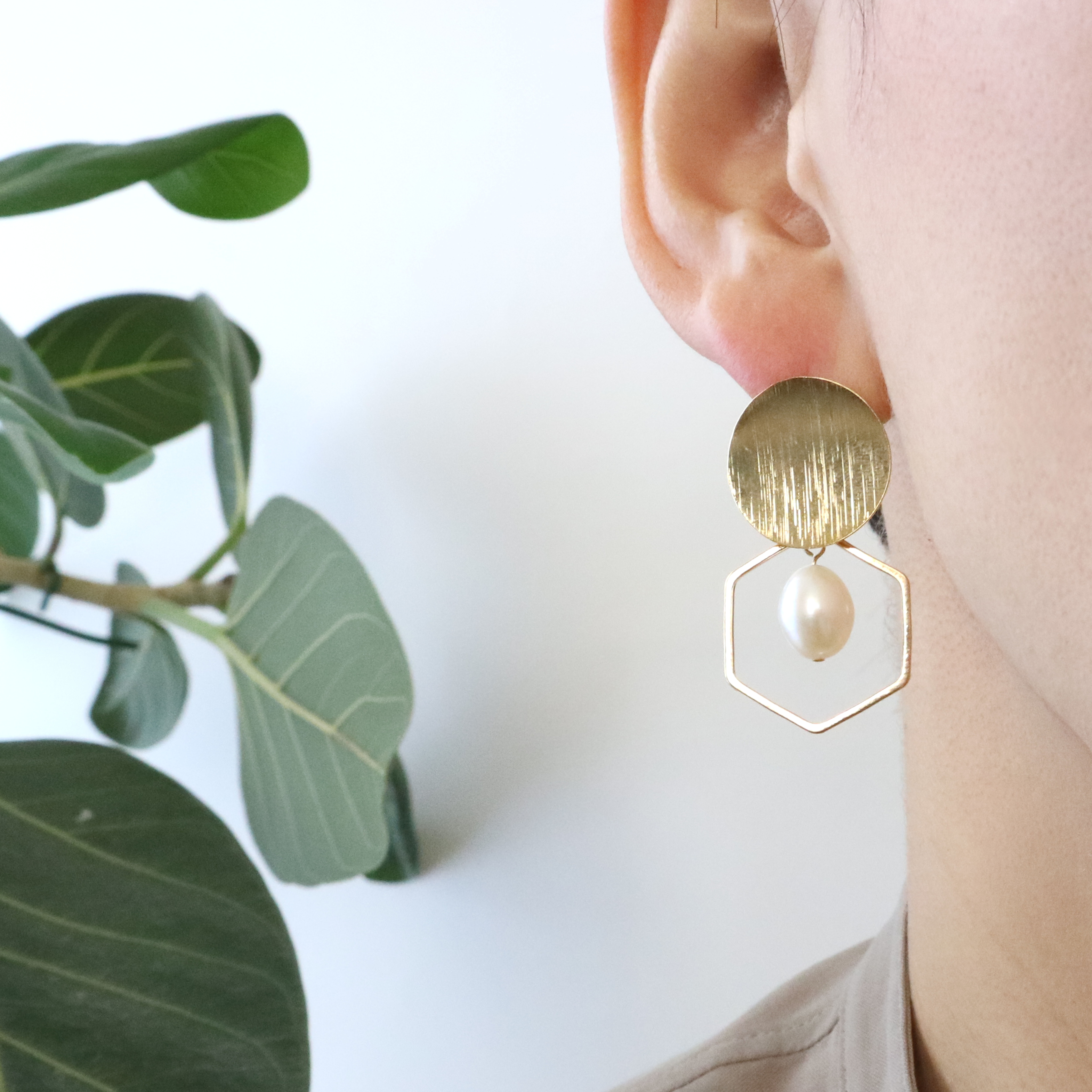 大粒の淡水パール×ゴールドプレートデザインピアス