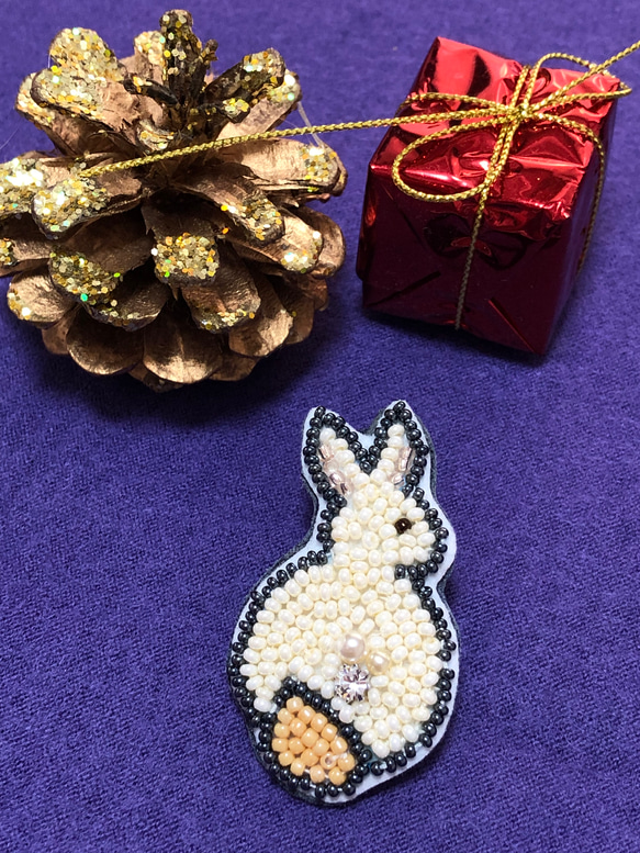 ビーズ刺繍♡駆ける うさぎブローチ - kotorinoatorie | minne