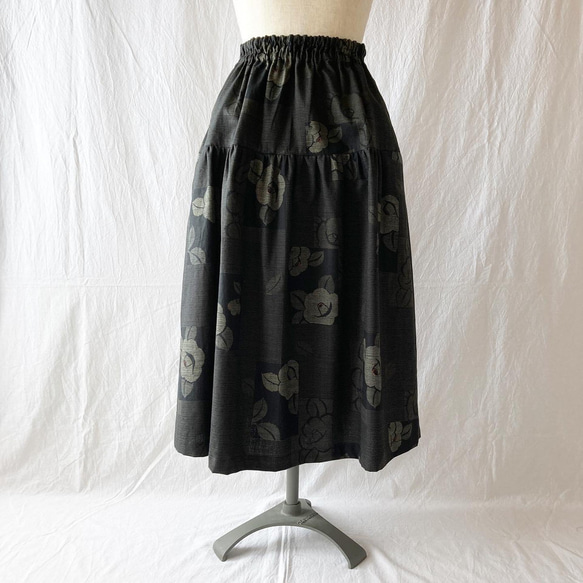【和風】優雅別緻的疊層裙：78cm長（南十字茶花：黑色） 第4張的照片