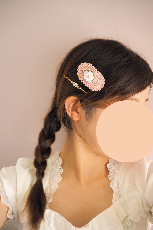 かぎ針編み　白いバラのヘアピン(ローズカラー)  ヘアアクセサリー/バレッタ 3枚目の画像