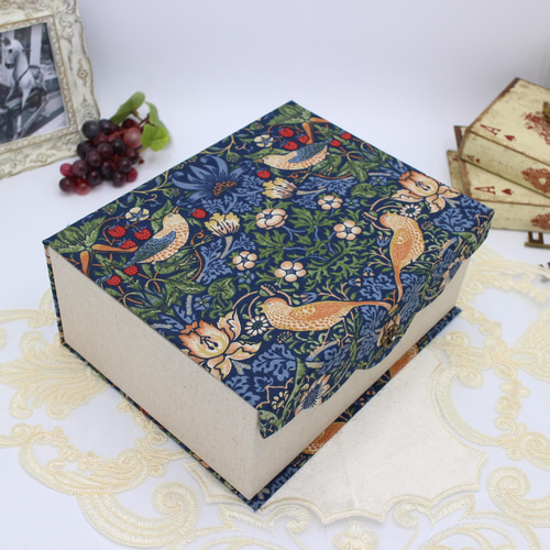 受注制作】カルトナージュ♪ マグネット蓋つきマルチ収納ボックス