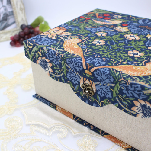 カルトナージュ【英国製ウィリアムモリス生地】茶箱大を用いてのスツール又は物入れ カルトナージュ【英国製ウィリアムモリス生地】茶箱を用いてのスツール