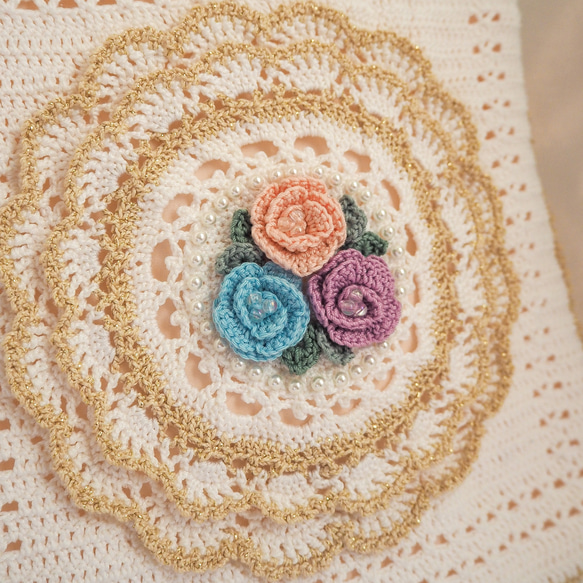かぎ針編み バラとフリルのトートバッグ(白地寒色) 3枚目の画像