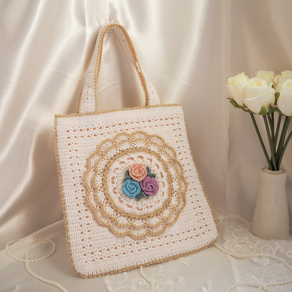 かぎ針編み バラとフリルのトートバッグ(白地寒色) 1枚目の画像
