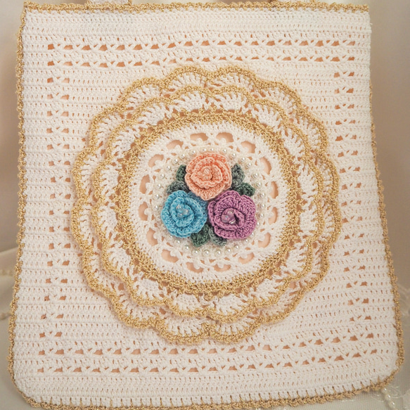 かぎ針編み バラとフリルのトートバッグ(白地寒色) 2枚目の画像