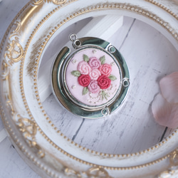 薔薇の花束刺繍のバックハンガー（ピンク） 2枚目の画像