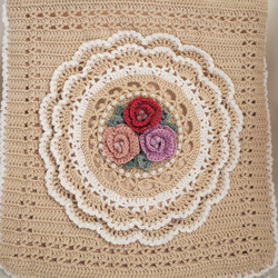 かぎ針編み バラとフリルのトートバッグ(ベージュ地くすみカラー) 2枚目の画像