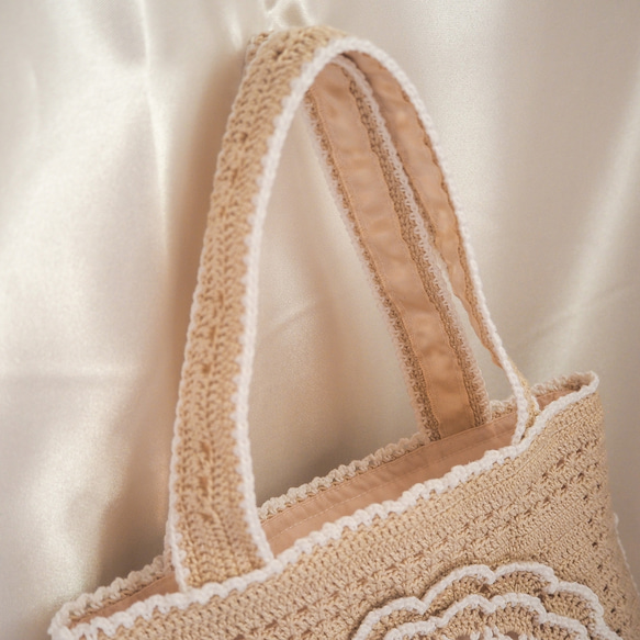 かぎ針編み バラとフリルのトートバッグ(ベージュ地くすみカラー) 5枚目の画像