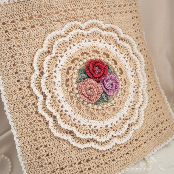 かぎ針編み バラとフリルのトートバッグ(ベージュ地くすみカラー) 3枚目の画像