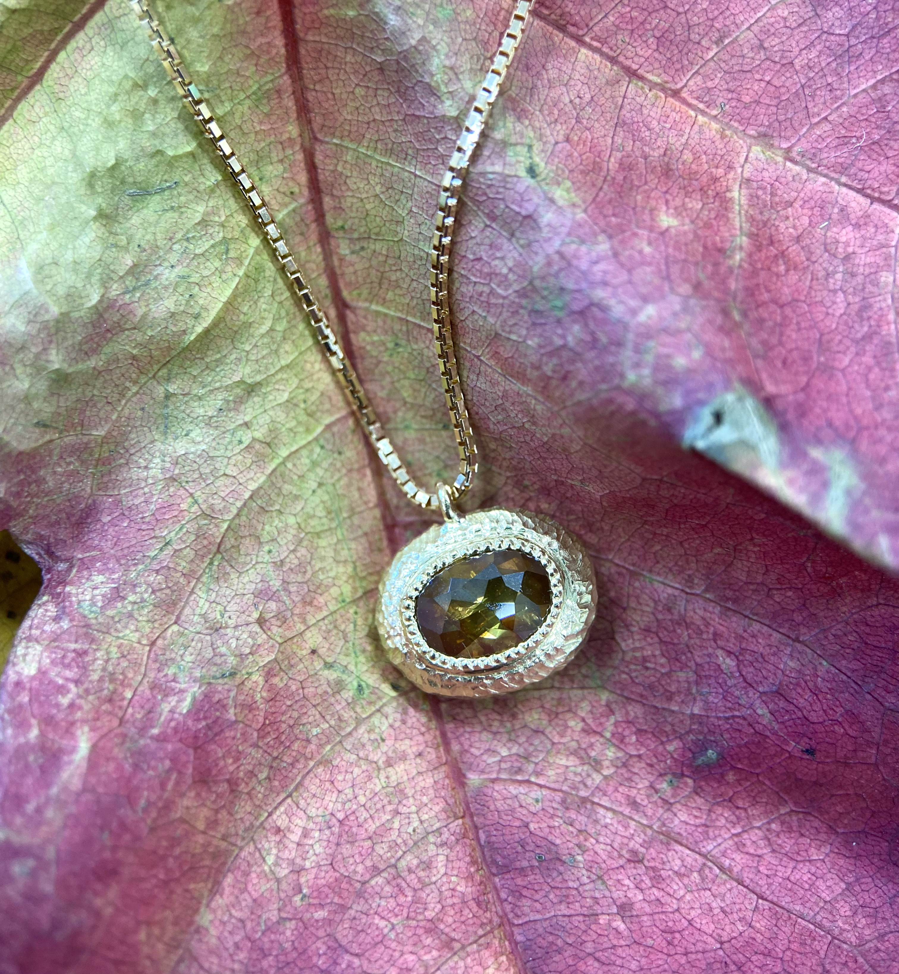 ローズカットダイヤK18ペンダント()ブラウンきらめく ネックレス