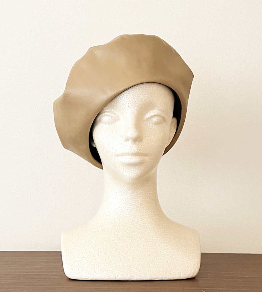 新作‼️カタチにこだわるベレー帽　フェイクレザー　ミルクティー 7,440円