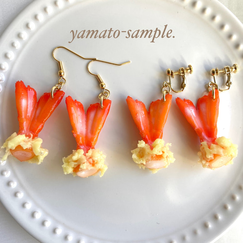 じばにゃん☺︎ 1点作品☆ 大粒エメラルドピアス　イヤリングに変更可能☺︎ 猫とシャンデリア』グリーン（エメラルド カラー）チェコビーズの