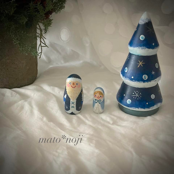 青いサンタとクリスマスツリーマト3人組 クリスマスツリー mato*noji 