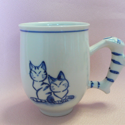 トラ猫と白黒猫の　薄手のマグカップ　 1枚目の画像