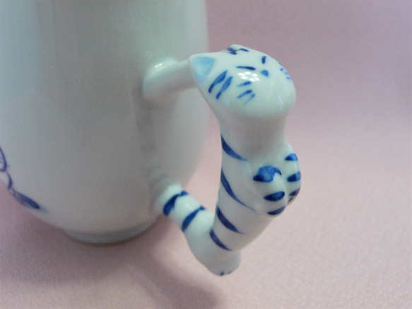 トラ猫と白黒猫の　薄手のマグカップ　 3枚目の画像