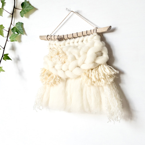 一点もの　ウィービング タペストリー 『みるく色のたぺすとり。片角のトナカイ 』 一点もの ウィービング タペストリー 『みるく色のたぺすとり