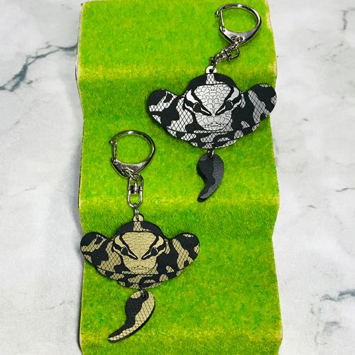 ボールパイソン 蛇 ぶらぶらキーホルダー アクセサリー ニシキヘビ