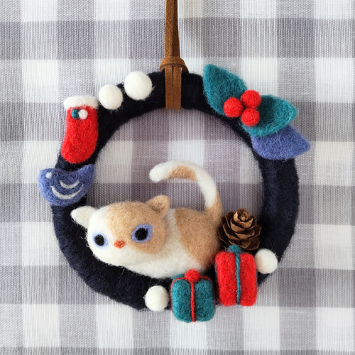 羊毛フェルト。猫。クリスマス。リース付き （羊毛フェルトの